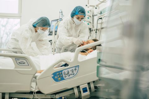 Patient wird im Krankenhaus wgeen Corona behandelt