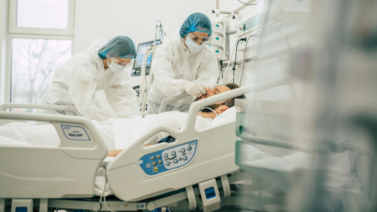 Patient wird im Krankenhaus wgeen Corona behandelt