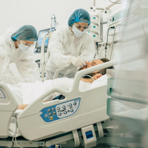 Patient wird im Krankenhaus wgeen Corona behandelt