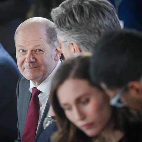 Bundeskanzler Olaf Scholz inmitten von EU-Staatschefs