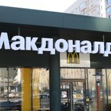 Nach Boykottaufrufen wegen des Offenhaltens der russischen Filialen hat McDonald's zwei Wochen nach Kriegsbeginn seine Restaurants in Russland dichtgemacht. Die Fastfoodkette hatte ihre erste Filiale in Moskau noch zu Zeiten der Sowjetunion eröffnet und kam zuletzt auf 847 Läden in dem Land. Die meisten davon betrieb McDonald's nicht als Franchise, sondern im Eigenbetrieb. Die Café-Kette Starbucks schließt ebenfalls seine rund 130 Franchise-Filialen. Auch Coca-Cola stoppt sein Russland-Geschäft komplett. Konkurrent Pepsi setzt lediglich den Verkauf von Softdrinks aus, will aber weiter Nahrungsmittel anbieten.