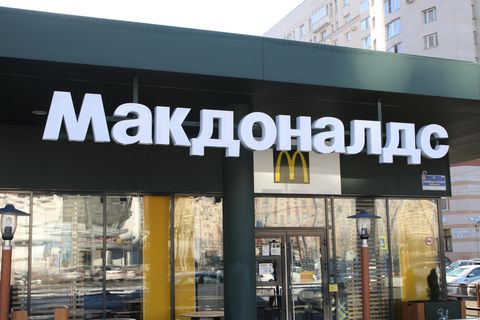 Nach Boykottaufrufen wegen des Offenhaltens der russischen Filialen hat McDonald's zwei Wochen nach Kriegsbeginn seine Restaurants in Russland dichtgemacht. Die Fastfoodkette hatte ihre erste Filiale in Moskau noch zu Zeiten der Sowjetunion eröffnet und kam zuletzt auf 847 Läden in dem Land. Die meisten davon betrieb McDonald's nicht als Franchise, sondern im Eigenbetrieb. Die Café-Kette Starbucks schließt ebenfalls seine rund 130 Franchise-Filialen. Auch Coca-Cola stoppt sein Russland-Geschäft komplett. Konkurrent Pepsi setzt lediglich den Verkauf von Softdrinks aus, will aber weiter Nahrungsmittel anbieten.