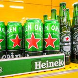 Viele westliche Biersorten verschwinden aus russischen Regalen. Mit Heineken stoppt der zweitgrößte Bierkonzern der Welt Produktion, Werbung und Verkauf seiner Marken, in Russland ist der Konzern nach eigenen Angaben der drittgrößte Bierproduzent und beschäftigt 1800 Mitarbeiter. Konkurrent Carlsberg, die Nummer vier der Welt, stellt ebenfalls Produktion und Verkauf in Russland ein. Lediglich die Tochtergesellschaft Baltika darf weitermachen. Spirituosenriese Diageo (Smirnoff, Johnny Walker, Guinness und viele mehr) hat alle Exporte nach Russland gestoppt.