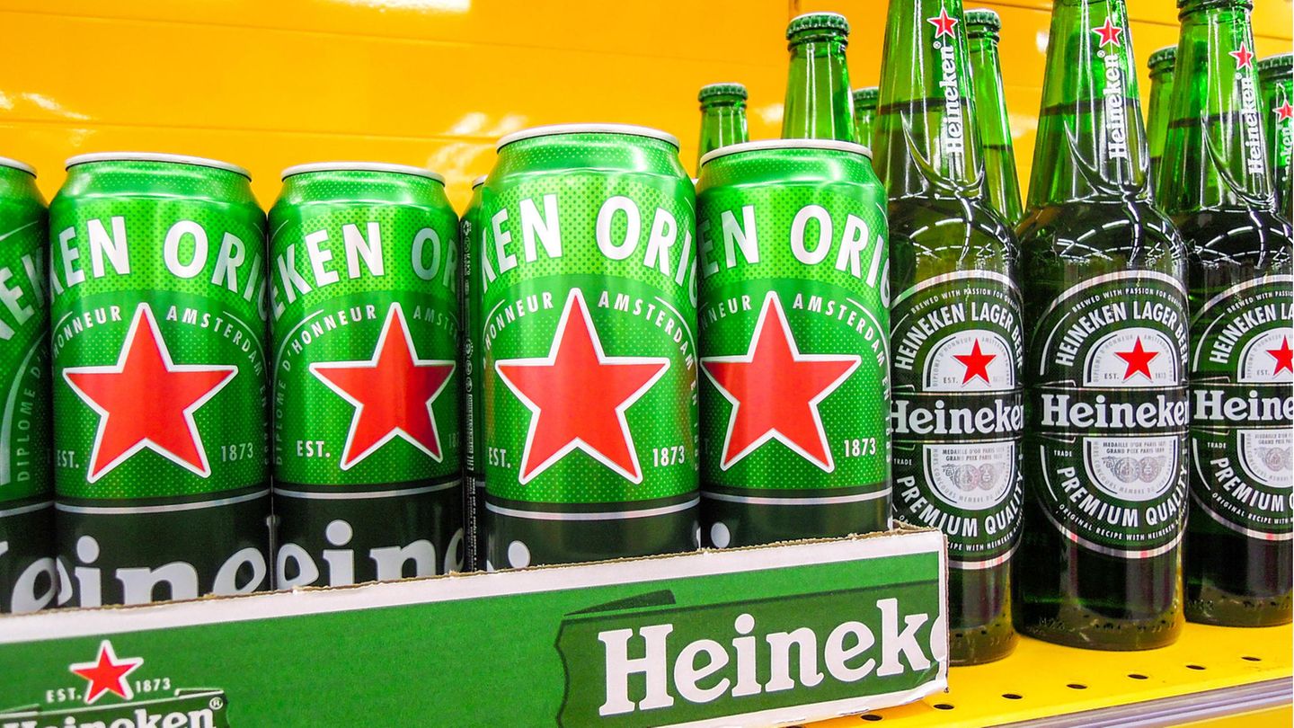 Läden zu, Dienste abgeschaltet: Viele westliche Biersorten verschwinden aus russischen Regalen. Mit Heineken stoppt der zweitgrößte Bierkonzern der Welt Produktion, Werbung und Verkauf seiner Marken, in Russland ist der Konzern nach eigenen Angaben der drittgrößte Bierproduzent und beschäftigt 1800 Mitarbeiter. Konkurrent Carlsberg, die Nummer vier der Welt, stellt ebenfalls Produktion und Verkauf in Russland ein. Lediglich die Tochtergesellschaft Baltika darf weitermachen. Spirituosenriese Diageo (Smirnoff, Johnny Walker, Guinness und viele mehr) hat alle Exporte nach Russland gestoppt. Viele westliche Biersorten verschwinden aus russischen Regalen. Mit Heineken stoppt der zweitgrößte Bierkonzern der Welt Produktion, Werbung und Verkauf seiner Marken, in Russland ist der Konzern nach eigenen Angaben der drittgrößte Bierproduzent und beschäftigt 1800 Mitarbeiter. Konkurrent Carlsberg, die Nummer vier der Welt, stellt ebenfalls Produktion und Verkauf in Russland ein. Lediglich die Tochtergesellschaft Baltika darf weitermachen. Spirituosenriese Diageo (Smirnoff, Johnny Walker, Guinness und viele mehr) hat alle Exporte nach Russland gestoppt.