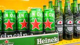 Viele westliche Biersorten verschwinden aus russischen Regalen. Mit Heineken stoppt der zweitgrößte Bierkonzern der Welt Produktion, Werbung und Verkauf seiner Marken, in Russland ist der Konzern nach eigenen Angaben der drittgrößte Bierproduzent und beschäftigt 1800 Mitarbeiter. Konkurrent Carlsberg, die Nummer vier der Welt, stellt ebenfalls Produktion und Verkauf in Russland ein. Lediglich die Tochtergesellschaft Baltika darf weitermachen. Spirituosenriese Diageo (Smirnoff, Johnny Walker, Guinness und viele mehr) hat alle Exporte nach Russland gestoppt.