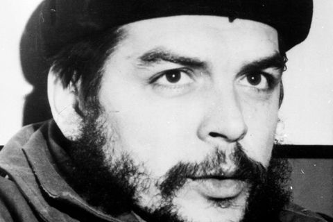 Che Guevara mit Militärmütze auf einem alten Schwarz-weiß-Foto
