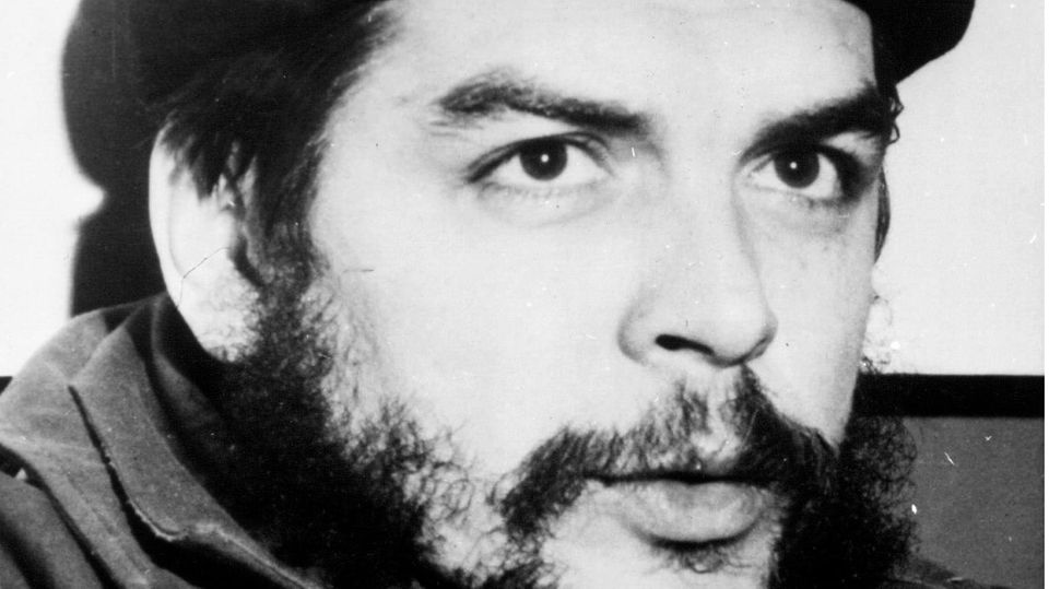 Che Guevara mit Militärmütze auf einem alten Schwarz-weiß-Foto