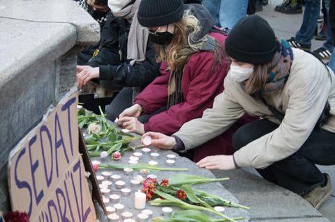 Demonstranten legen zum Gedenken an die Opfer des Anschlages in Hanau Kerzen ab