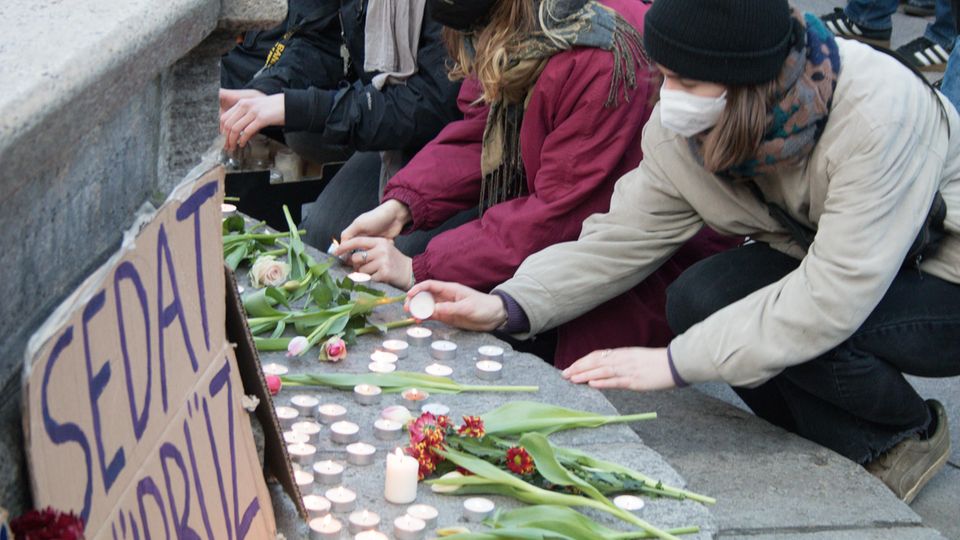 Demonstranten legen zum Gedenken an die Opfer des Anschlages in Hanau Kerzen ab