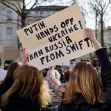 Demonstrierende für den Ausschluss russischer Banken aus dem Swift-System vor der russichen Botschaft in London