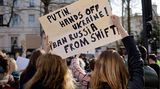 Demonstrierende für den Ausschluss russischer Banken aus dem Swift-System vor der russichen Botschaft in London