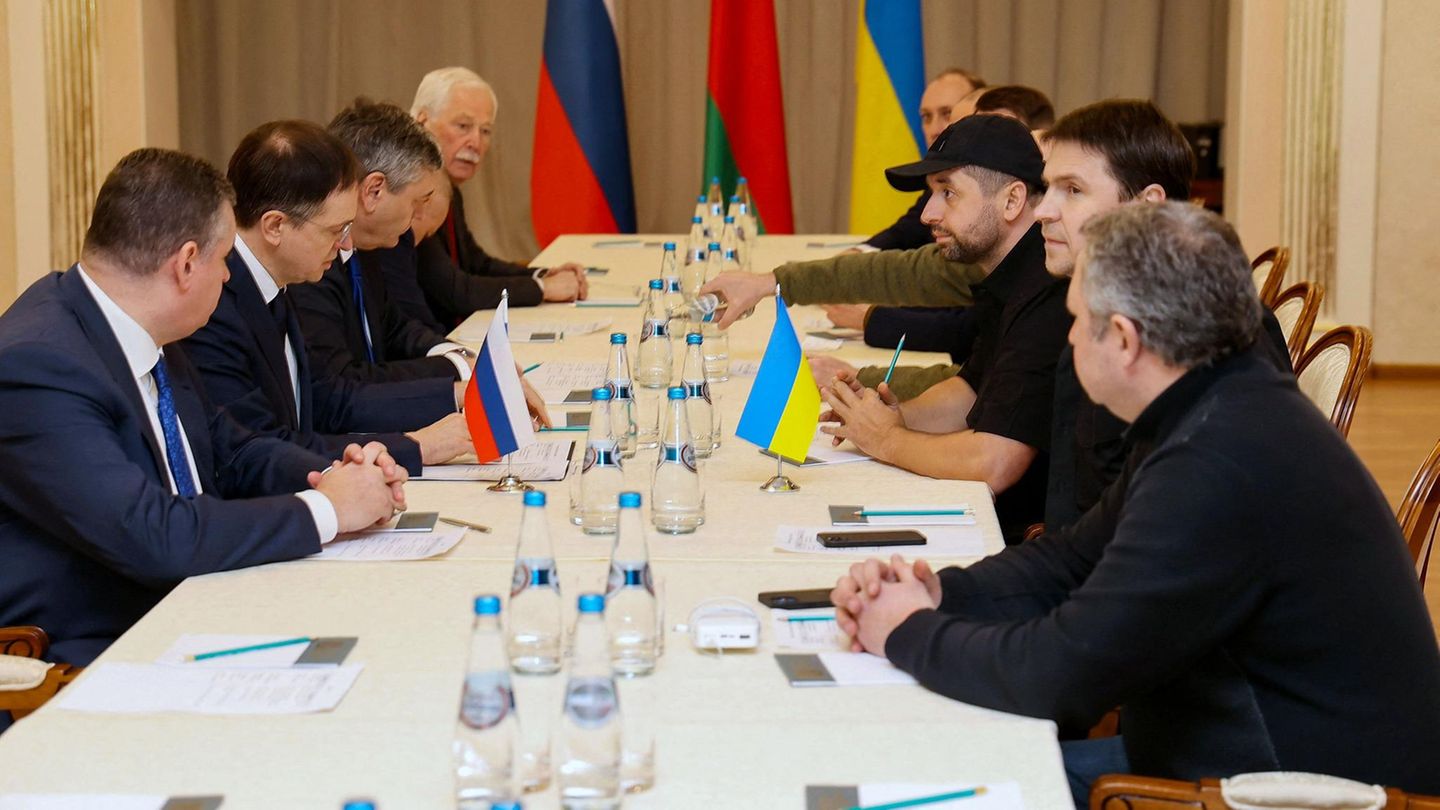 Verhandlungen von Delegationen Russlands und der Ukraine in Belarus