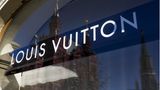 Die großen Luxusmarkenhersteller ziehen Konsequenzen. Branchenführer LVMH (Mode, Parfüms, Champagner) schließt 124 Läden, darunter auch diese Louis-Vuitton-Filiale direkt am Roten Platz. Auch Prada, Hermès und Gucci-Konzern Kering machen zu.