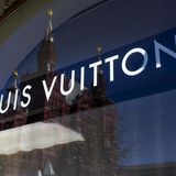 Die großen Luxusmarkenhersteller ziehen Konsequenzen. Branchenführer LVMH (Mode, Parfüms, Champagner) schließt 124 Läden, darunter auch diese Louis-Vuitton-Filiale direkt am Roten Platz. Auch Prada, Hermès und Gucci-Konzern Kering machen zu.