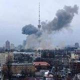Der Fernsehturm in Kiew nahe der Holocaust-Gedenkstätte Babyn Jar wird mit Raketen angegriffen