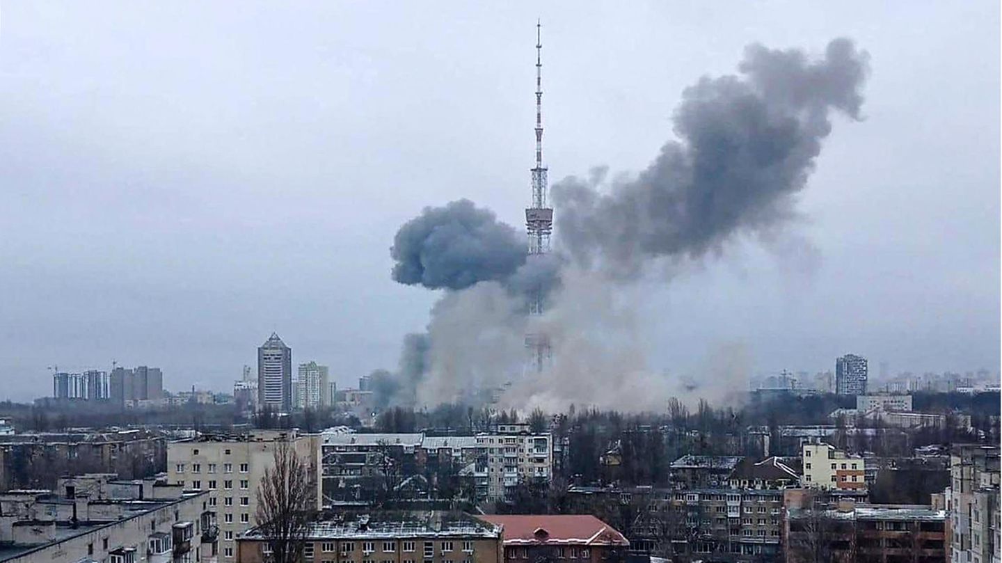 Der Fernsehturm in Kiew nahe der Holocaust-Gedenkstätte Babyn Jar wird mit Raketen angegriffen