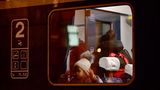 Geflüchtetes Mädchen in einem Zug in Ungarn