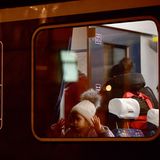 Geflüchtetes Mädchen in einem Zug in Ungarn