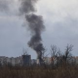 Feuer in einem Außenbezirk der Stadt Mariupol