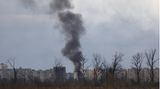 Feuer in einem Außenbezirk der Stadt Mariupol