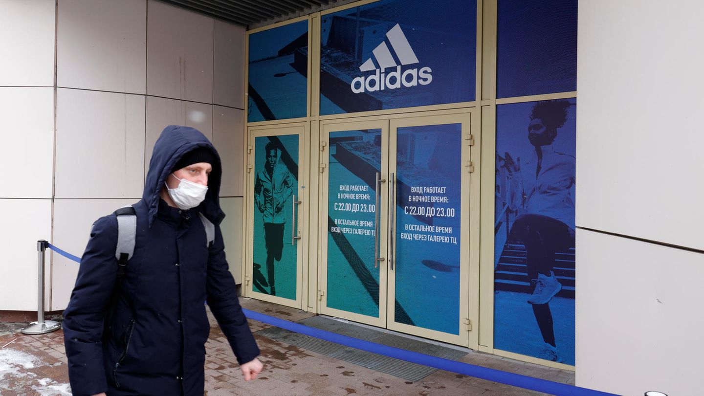 Läden zu, Dienste abgeschaltet: Die deutschen Sportartikelriesen Adidas und Puma haben ihre Geschäfte in Russland geschlossen und verkaufen auch nicht mehr online. Adidas stellte zudem die Partnerschaft mit dem russischen Fußballverband ein. Auch US-Konkurrent Nike schloss alle Läden und stoppte den Verkauf seiner Produkte über den Onlineshop. Die deutschen Sportartikelriesen Adidas und Puma haben ihre Geschäfte in Russland geschlossen und verkaufen auch nicht mehr online. Adidas stellte zudem die Partnerschaft mit dem russischen Fußballverband ein. Auch US-Konkurrent Nike schloss alle Läden und stoppte den Verkauf seiner Produkte über den Onlineshop.