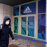 Die deutschen Sportartikelriesen Adidas und Puma haben ihre Geschäfte in Russland geschlossen und verkaufen auch nicht mehr online. Adidas stellte zudem die Partnerschaft mit dem russischen Fußballverband ein. Auch US-Konkurrent Nike schloss alle Läden und stoppte den Verkauf seiner Produkte über den Onlineshop.