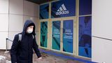 Die deutschen Sportartikelriesen Adidas und Puma haben ihre Geschäfte in Russland geschlossen und verkaufen auch nicht mehr online. Adidas stellte zudem die Partnerschaft mit dem russischen Fußballverband ein. Auch US-Konkurrent Nike schloss alle Läden und stoppte den Verkauf seiner Produkte über den Onlineshop.