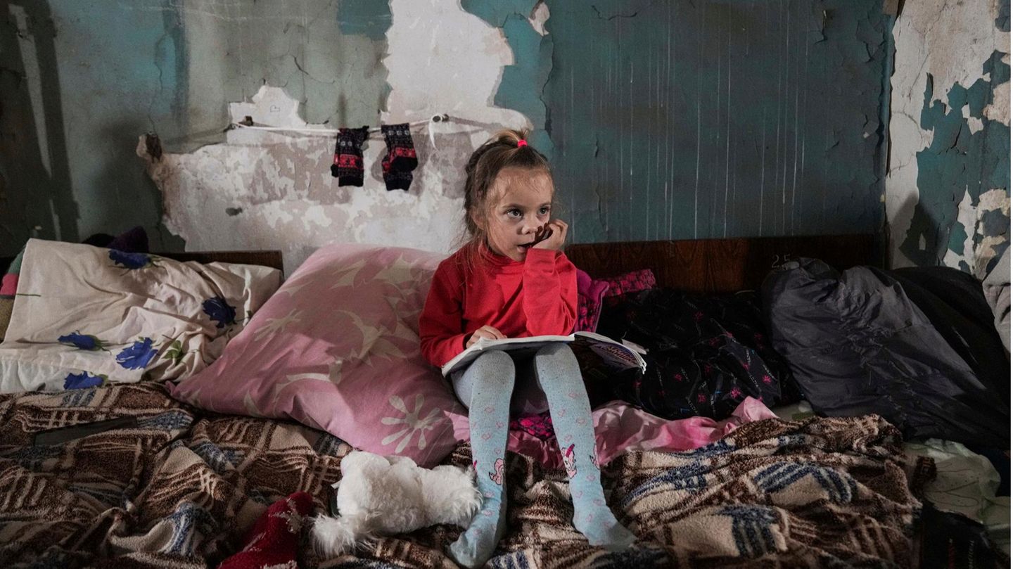 Mädchen in einem improvisierten Bunker in Mariupol