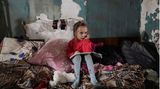 Mädchen in einem improvisierten Bunker in Mariupol
