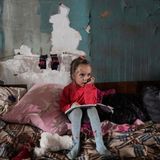 Mädchen in einem improvisierten Bunker in Mariupol