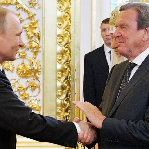 Russlands Präsident Wladimir Putin (l.) und Altkanzler Gerhard Schröder im Mai 2018