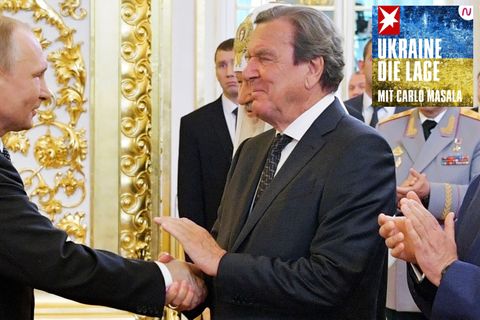 Russlands Präsident Wladimir Putin (l.) und Altkanzler Gerhard Schröder im Mai 2018