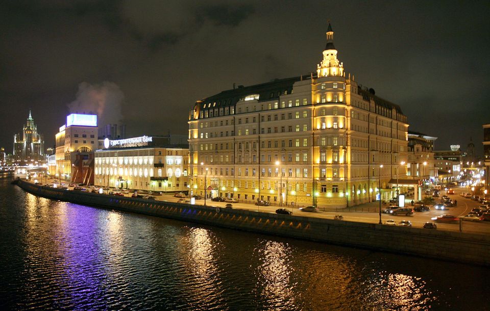 Das Hotel Baltschug Kempinski in Moskau von außen. Es steht direkt am Ufer des Flusses Moskwa, der durch Moskau fließt.