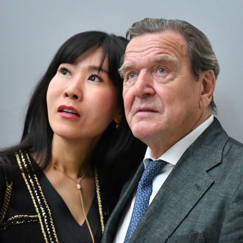Gerhard Schröder und seine Frau Soyeon Schröder-Kim sind nach Moskau gereist
