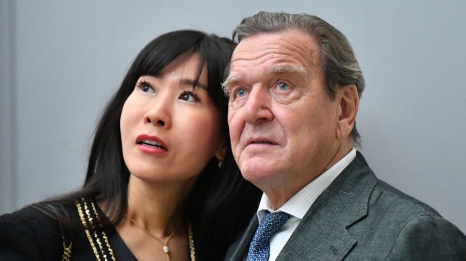 Gerhard Schröder und seine Frau Soyeon Schröder-Kim sind nach Moskau gereist
