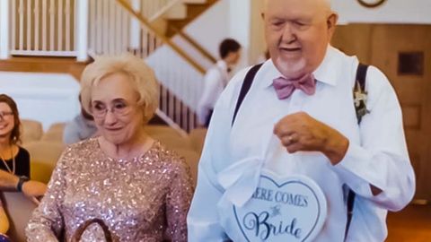 Großeltern als Blumenmädchen und Ringträger auf Hochzeit