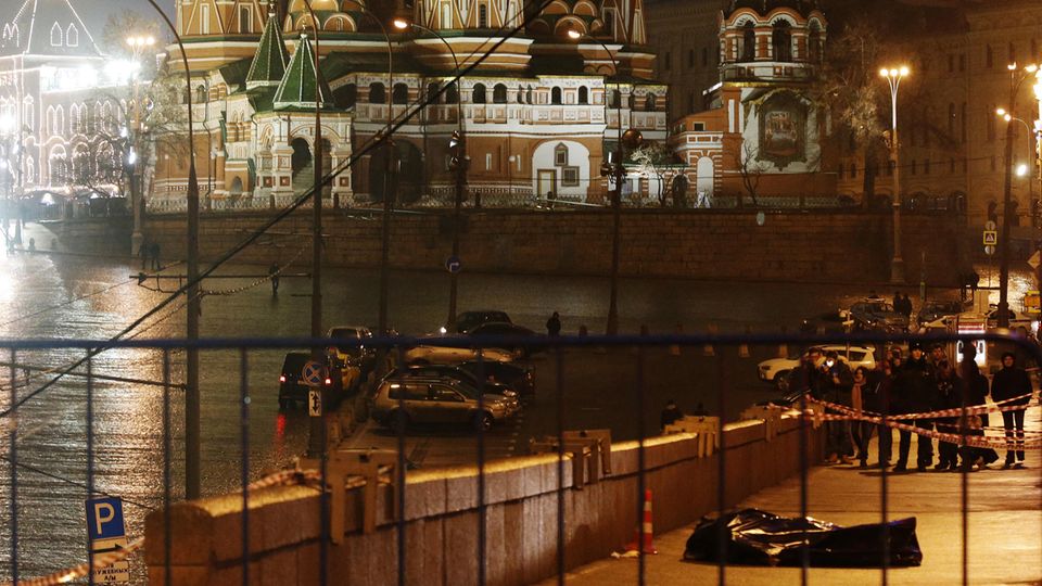 Am 27. Februar 2015 wird Boris Nemzow auf der Großen Moskauer Brücke vor den Mauern des Kreml erschossen