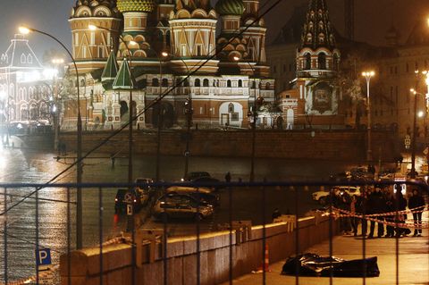 Am 27. Februar 2015 wird Boris Nemzow auf der Großen Moskauer Brücke vor den Mauern des Kreml erschossen