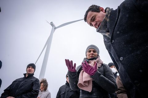 Bundesaußenministerin Annalena Baerbock bei der Einweihung des Selac SOWI-Windparks in Mitrovica, Kosovo