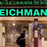 Zwei Wochen nach Beginn des Krieges in der Ukraine hat auch Deutschlands größter Schuhhändler Deichmann seinen Rückzug vom russischen Markt angekündigt. Deichmann ist seit 2014 auf dem russischen Markt und betreibt landesweit 37 Filialen. Derzeit bereite man eine geordnete Schließung der Geschäfte vor, teilte das Unternehmen mit. Auch die Belieferung von Deichmann Russland wird bis auf Weiteres eingestellt. Die 260 Mitarbeiter:innen des Unternehmens sollen finanziell unterstützt werden, betonte das Unternehmen.
