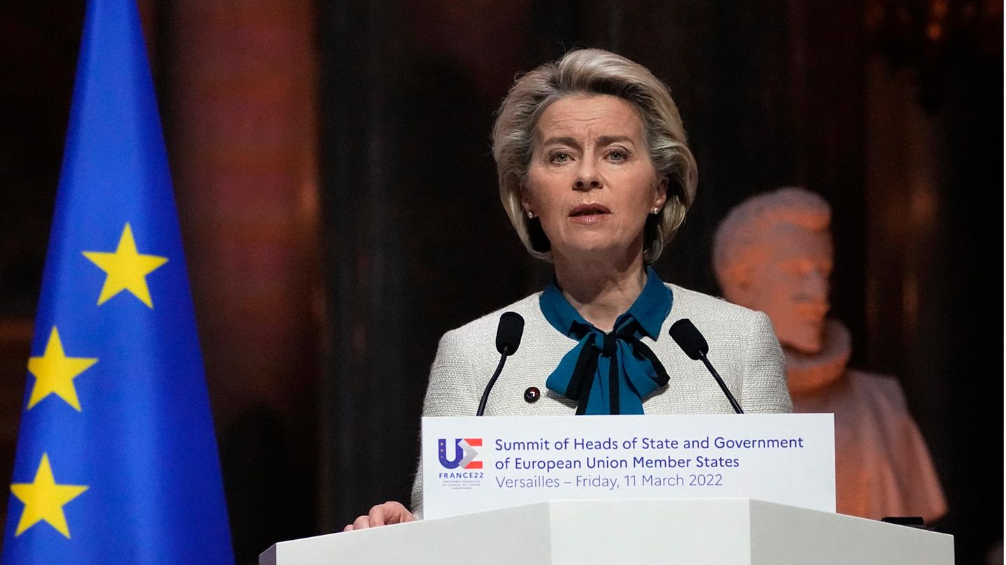 Ukraine war: EU announces new sanctions – Russia blocks Instagram