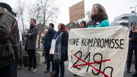 Abtreibung Demo Paragraf 219: Aktivist:innen protestieren in Gießen im Jahr 2019