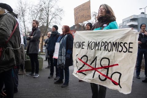 Abtreibung Demo Paragraf 219: Aktivist:innen protestieren in Gießen im Jahr 2019