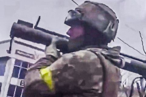 Ukraine-Krieg: Ein ukrainischer Soldat schießt mit einer Panzerfaust auf die Armee Russlands