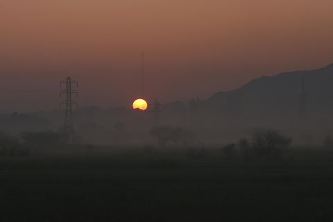 Untergehende Sonne über Pakistans Stadt Mianwali