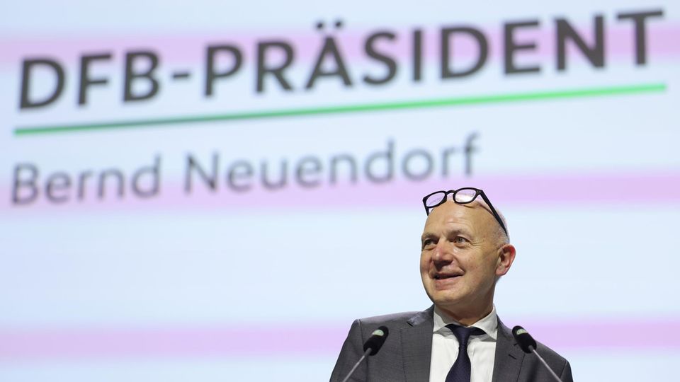 Bernd Neuendorf unter dem Schriftzug DFB-Präsident