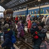Geflüchtete am Bahnhof Lwiw