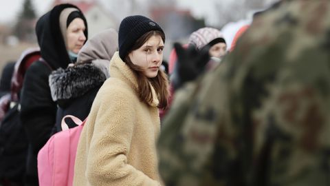 Ein junges ukrainisches Mädchen unter den Flüchtlingen