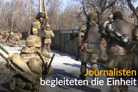 Video: Ukrainische Soldaten auf dem Weg ins Gefecht