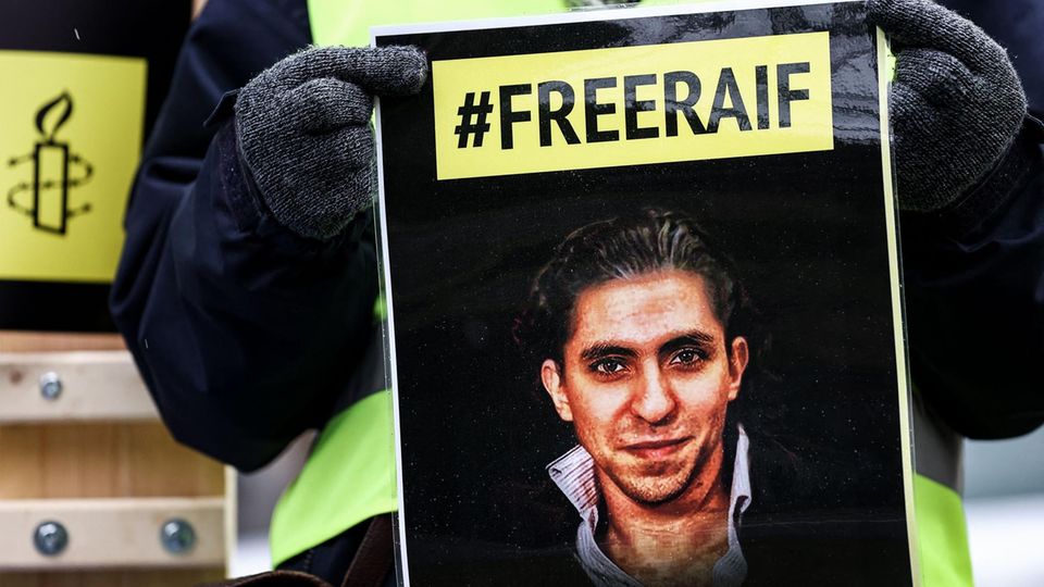 Demonstration für die Freilassung von Raif Badawi - Schild mit Aufschrift FreeRaif